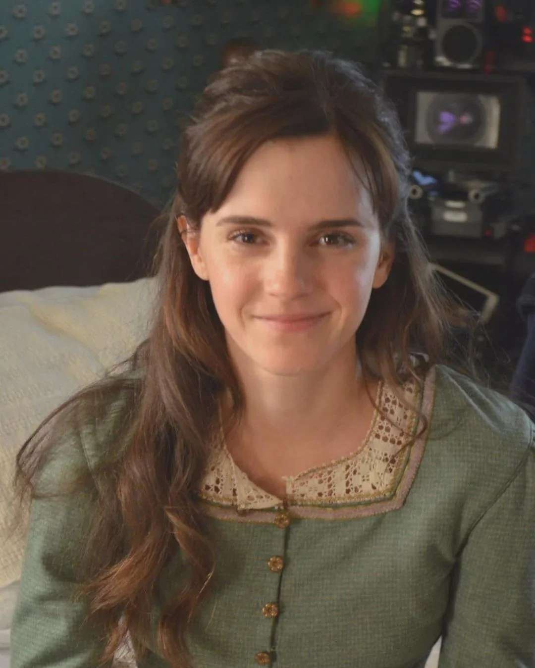 KB9H29Jc Emma Watson submitting 04.jpg